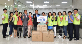 주재승 NH농협은행 부행장(왼쪽에서 일곱번째)과 말벗서비스 상담사들이 지난 10일 경기도 부천시 도당동에 위치한 부천시독거노인지원센터를 방문해 선풍기 전달 후 기념촬영을 하고 있다. NH농협은행 제공.